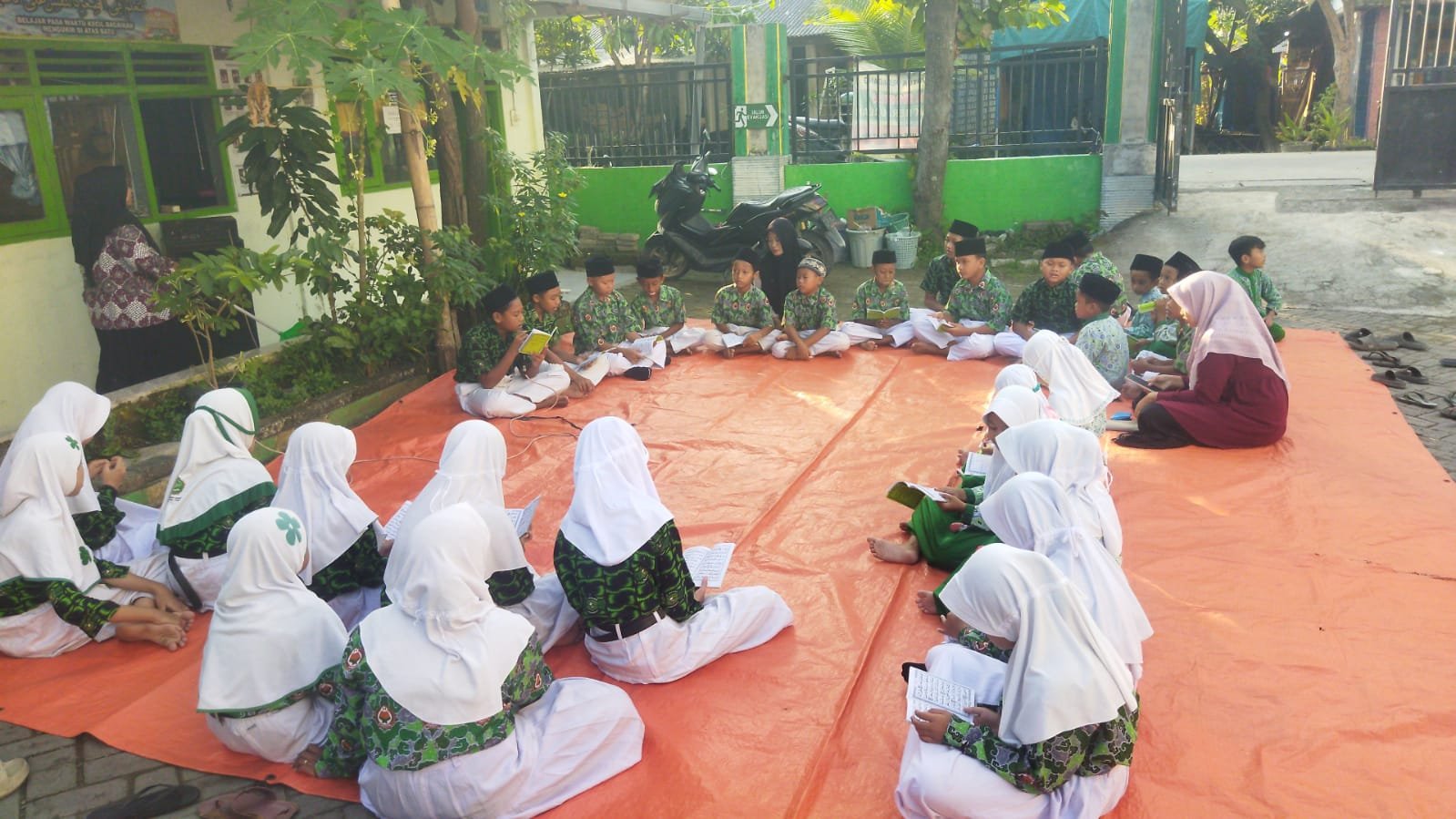 Tanamkan Cinta Al-Qur’an Sejak Dini, MI Miftahul Qulub Rutin Gelar Muroja’ah Setiap Kamis Pagi